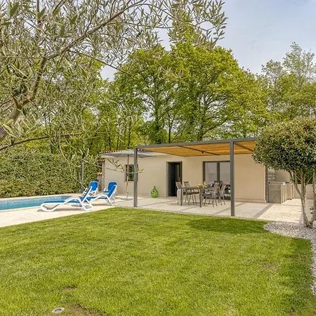 Дом отдыха Lana With Private Pool Kirmenjak
