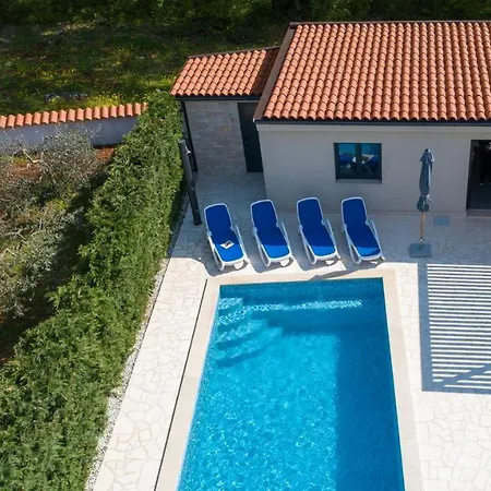 Дом отдыха Lana With Private Pool Kirmenjak